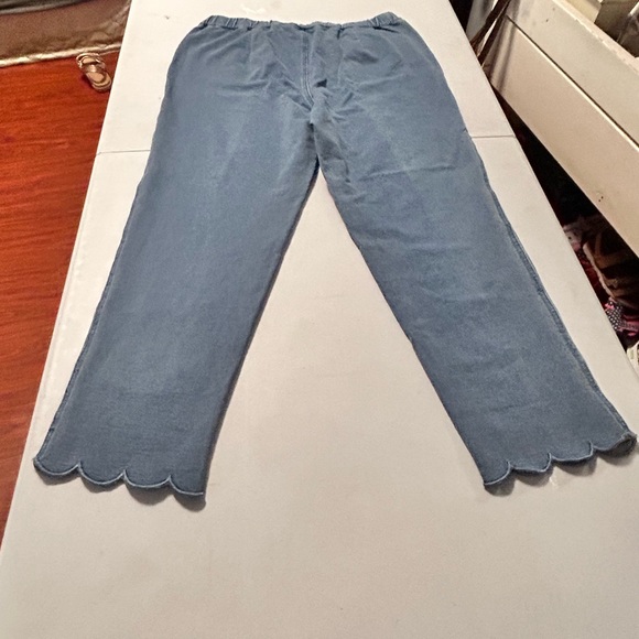 jeans size L but in numerical size it is like 14 -16 it is elastic at the waist - Picture 3 of 8
